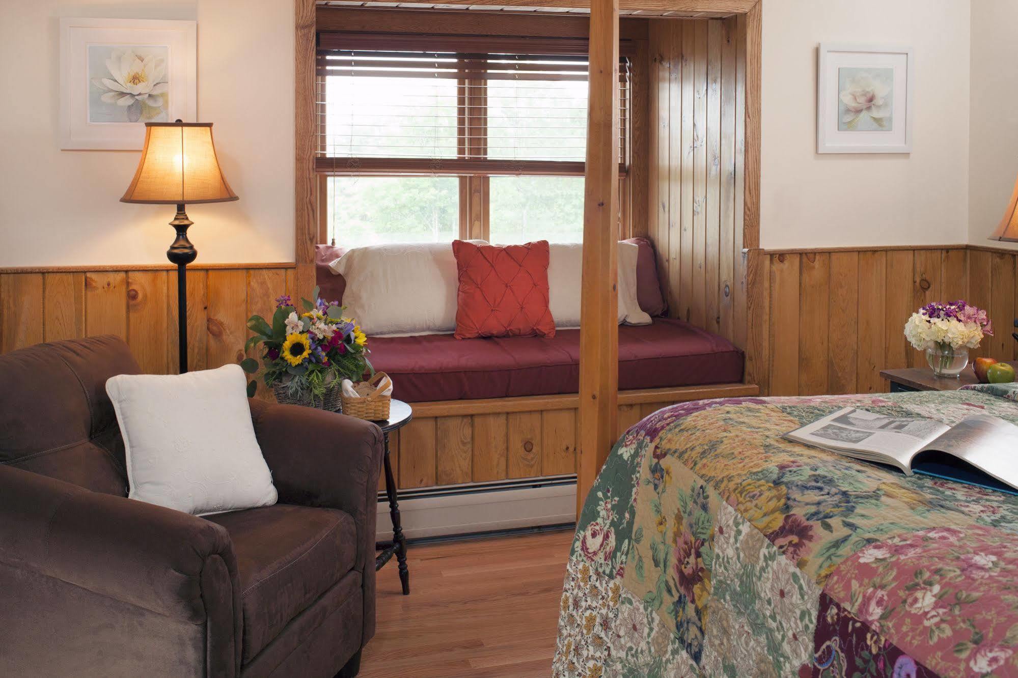 Friends Lake Inn Chestertown Exterior photo